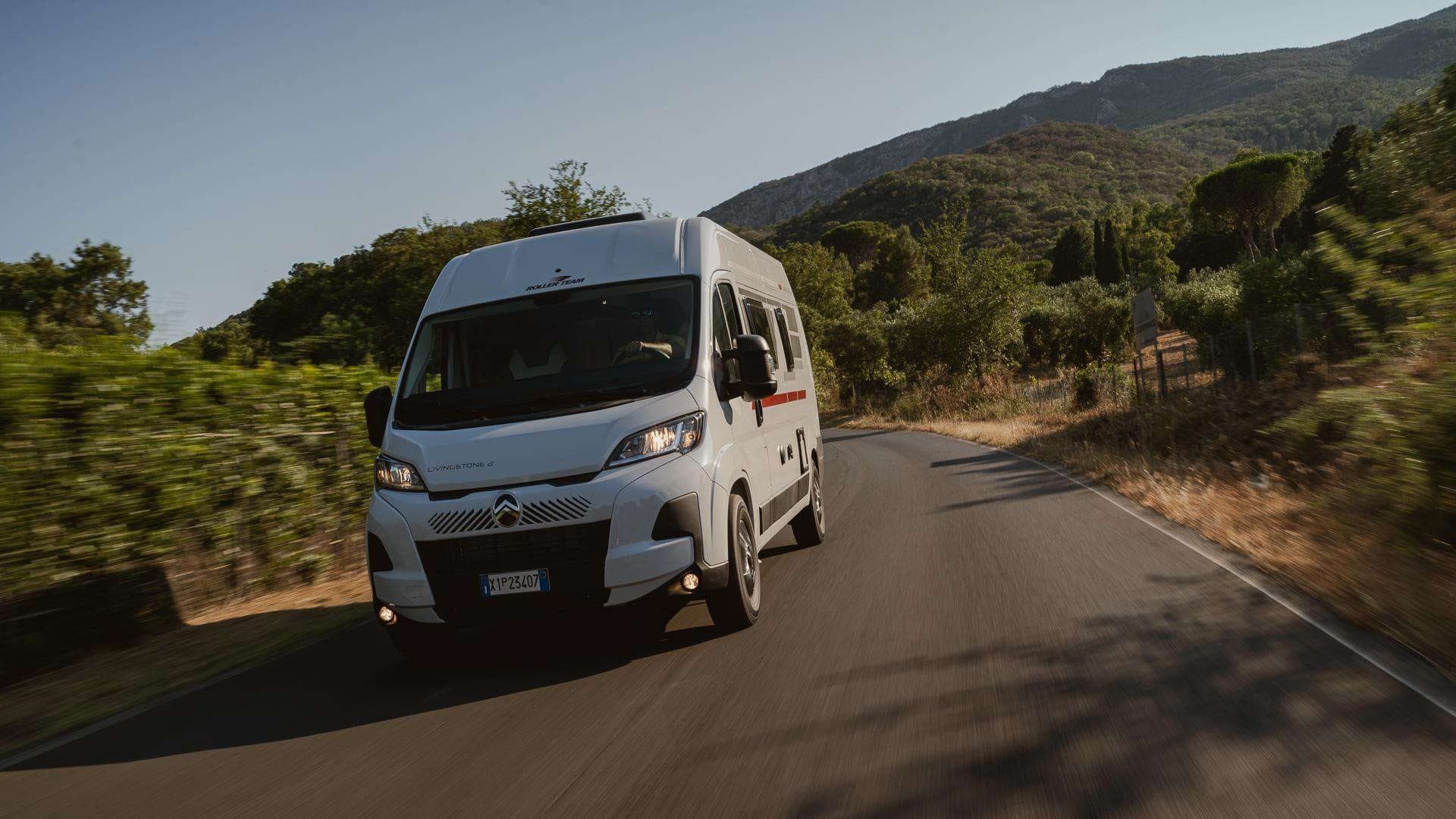 Campervan Roller Team Livingstone pe un drum de munte